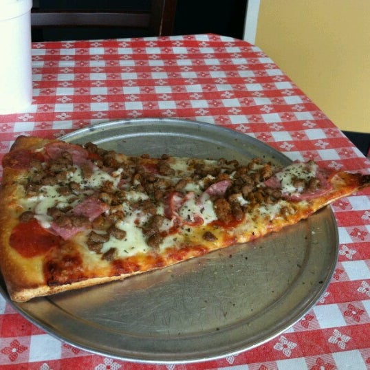 Das Foto wurde bei Two Guys Pizzeria von James T. am 9/27/2012 aufgenommen