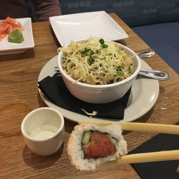 Foto tomada en Maiko Sushi Lounge  por Heather F. el 10/28/2017