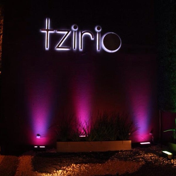 รูปภาพถ่ายที่ tzirio โดย Roberto M. เมื่อ 2/9/2014