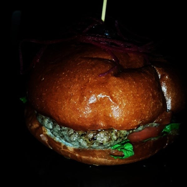 Foto tirada no(a) Smokey Burger Organic por Dominic S. em 6/6/2014