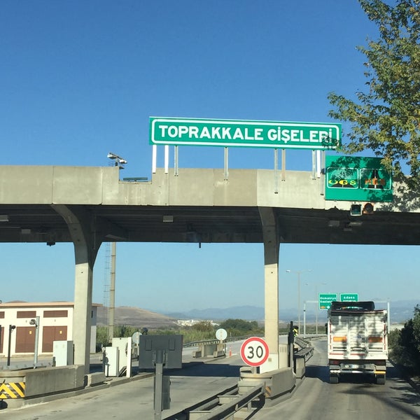 Photo taken at Toprakkale Gişeleri by Mehmet Uğur K. on 11/14/2015