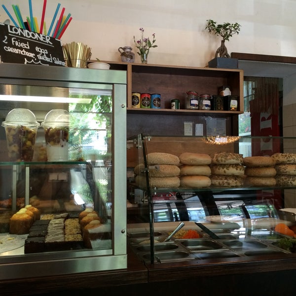 Das Foto wurde bei bagel, coffee &amp; culture von Mika am 6/17/2015 aufgenommen