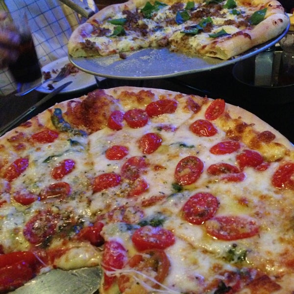 Снимок сделан в Patxi&#39;s Pizza пользователем Michael S. 6/12/2013