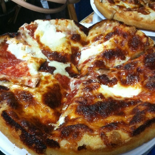Foto tomada en Matthew&#39;s Pizza  por Rachael M. el 9/15/2012
