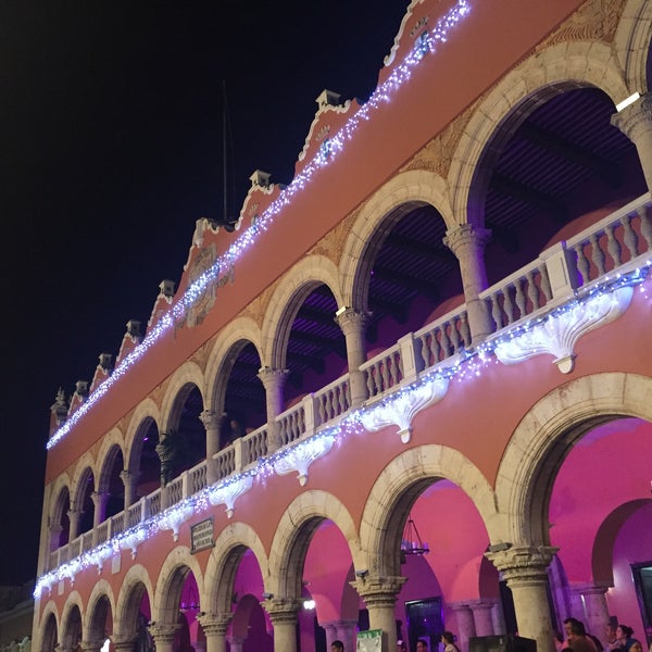 รูปภาพถ่ายที่ Palacio Municipal de Mérida โดย Gabii Y. เมื่อ 12/20/2016