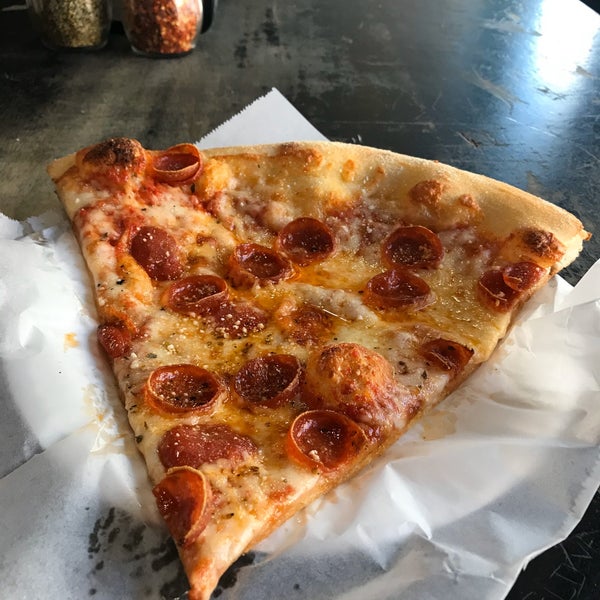 Foto scattata a Tony&#39;s Coal-Fired Pizza &amp; Slice House da Barce il 10/7/2019