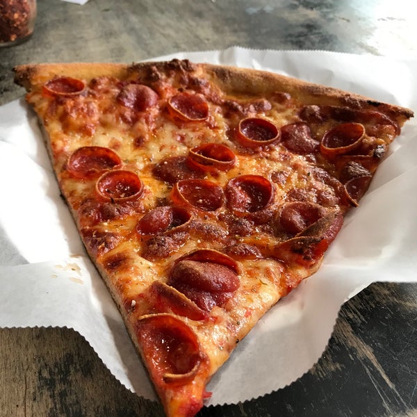 Foto diambil di Tony&#39;s Coal-Fired Pizza &amp; Slice House oleh Barce pada 12/10/2019