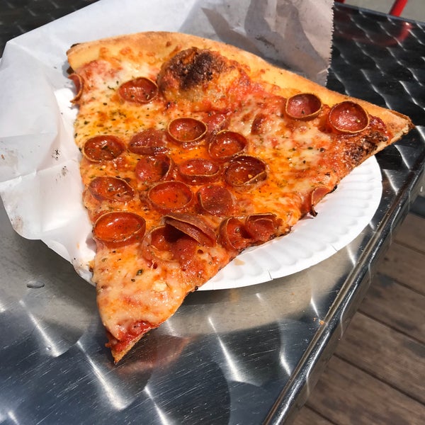 10/7/2019 tarihinde Barceziyaretçi tarafından Tony&#39;s Coal-Fired Pizza &amp; Slice House'de çekilen fotoğraf