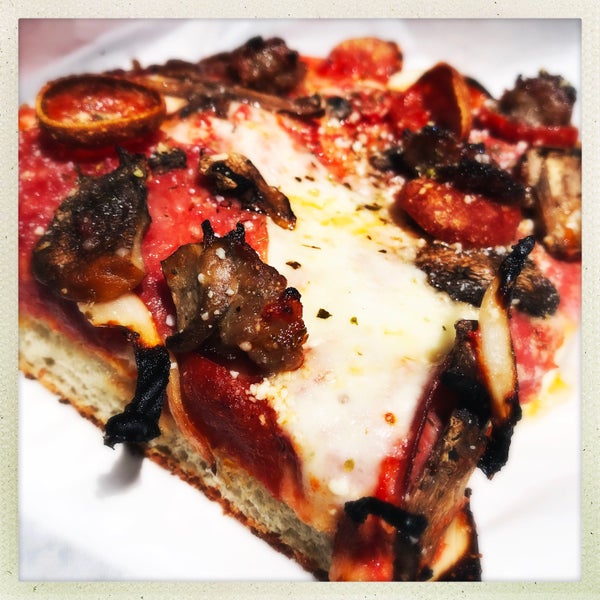Foto scattata a Tony&#39;s Coal-Fired Pizza &amp; Slice House da Barce il 6/3/2019