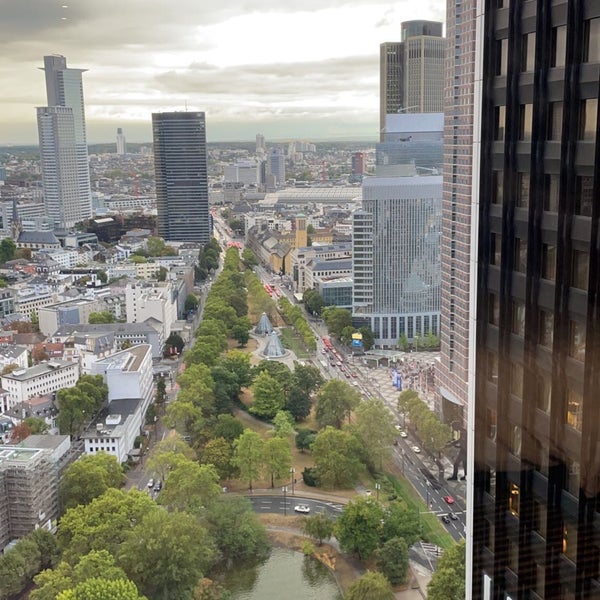 Foto diambil di Frankfurt Marriott Hotel oleh E G. pada 9/10/2022