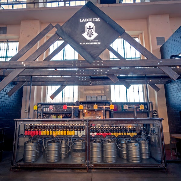 รูปภาพถ่ายที่ Labietis atzars Centrāltirgū | Labietis Central Market Beer Branch โดย Labietis atzars Centrāltirgū | Labietis Central Market Beer Branch เมื่อ 10/13/2015