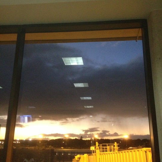 รูปภาพถ่ายที่ USO Hawaii&#39;s Airport Center โดย Kahuna Matata เมื่อ 10/15/2012