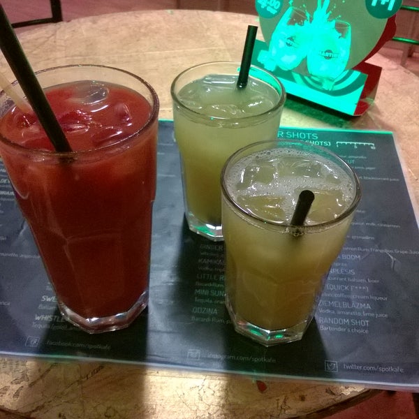 11/23/2016にLaura D.がSpot Kafe - Shot and Cocktail Barで撮った写真