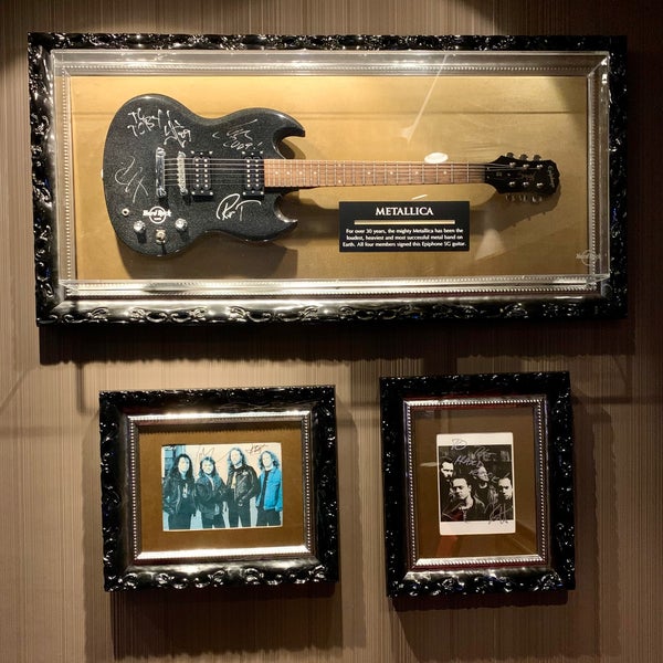Photo taken at Hard Rock Cafe by Эльдар Б. on 8/10/2021