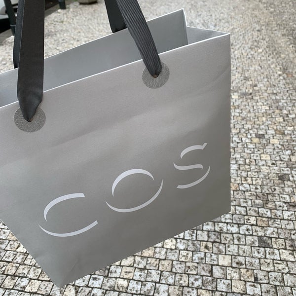 COS - Tienda de ropa en Prague