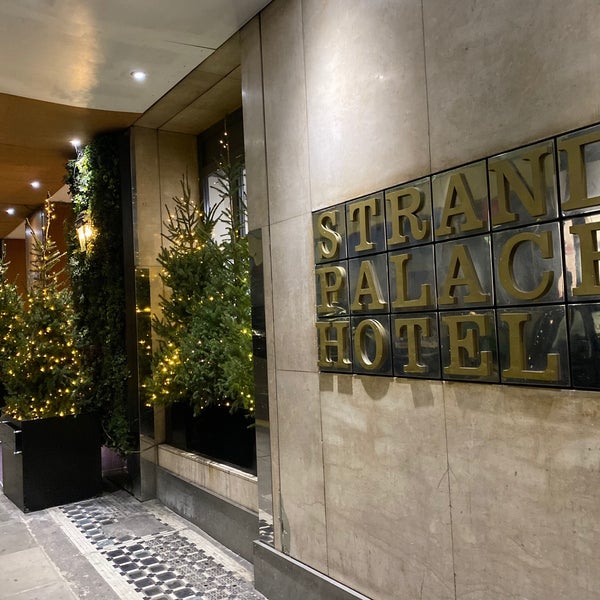 รูปภาพถ่ายที่ Strand Palace Hotel โดย Marek H. เมื่อ 12/28/2019