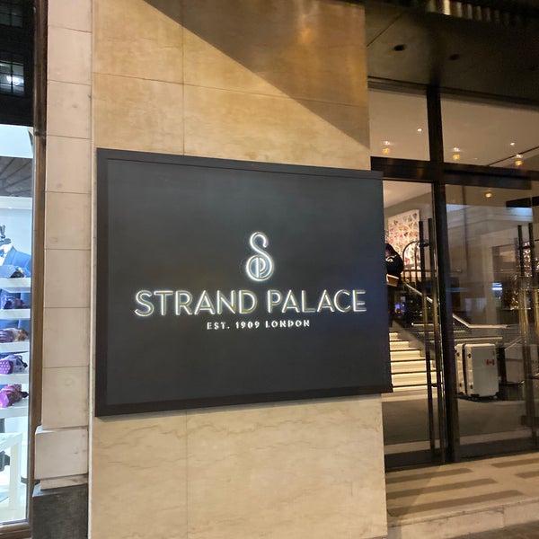 รูปภาพถ่ายที่ Strand Palace Hotel โดย Marek H. เมื่อ 12/25/2019