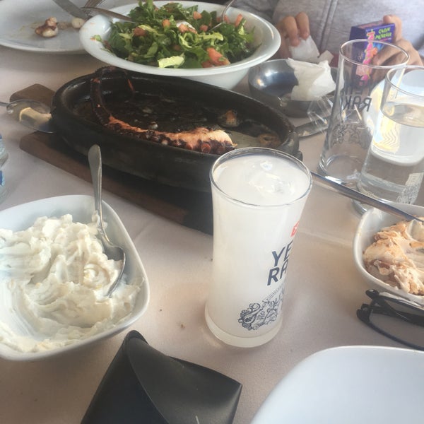 รูปภาพถ่ายที่ Çardak Restaurant โดย Barış E. เมื่อ 5/1/2018