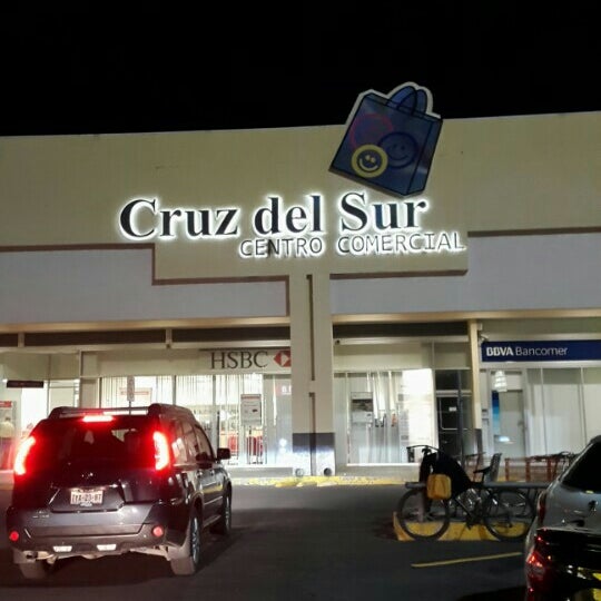 Foto tirada no(a) Centro Comercial Cruz del Sur por Carlos M. em 3/18/2016
