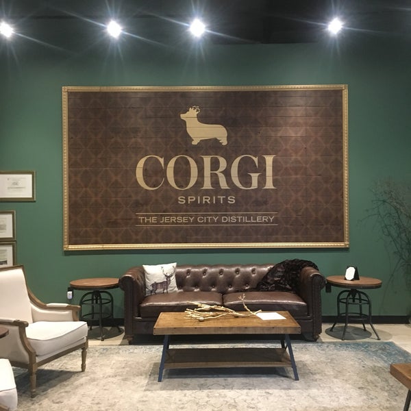 รูปภาพถ่ายที่ Corgi Spirits at The Jersey City Distillery โดย Becky เมื่อ 5/11/2018