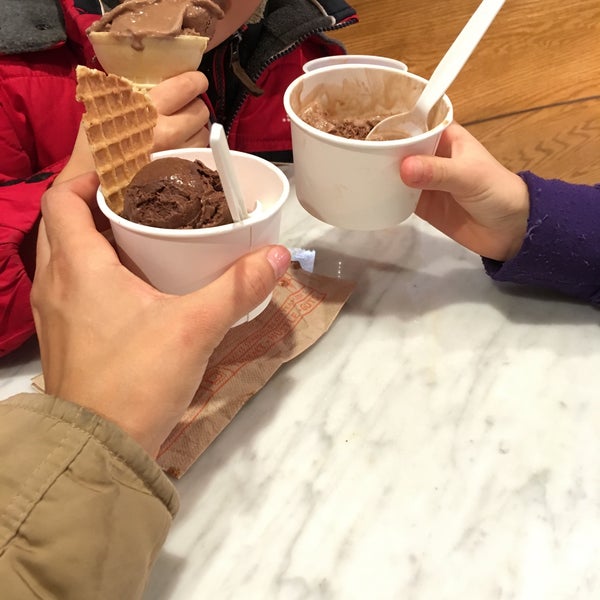 2/15/2016에 Elizabeth J.님이 Jeni&#39;s Splendid Ice Creams에서 찍은 사진