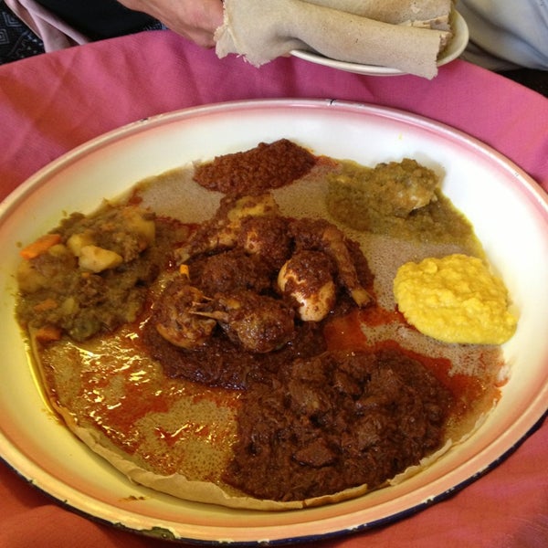 Das Foto wurde bei Meskerem Ethiopian Restaurant von Rochelle T. am 6/16/2013 aufgenommen