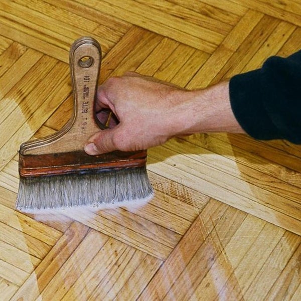 покрасить пол деревянный. полировка деревянного стола. окрашивание деревянных поверхностей. правильно покрывать лаком. правильно покрывать лаком.