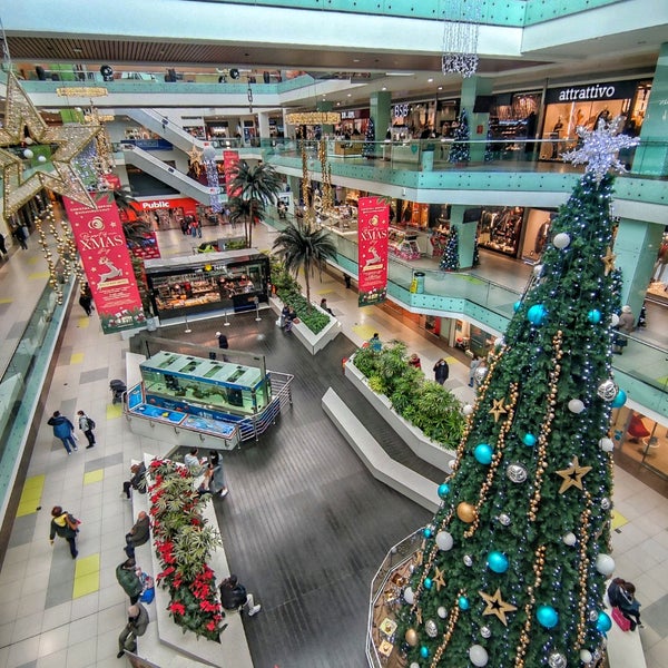 Foto scattata a Athens Metro Mall da Tony☘️Dask🇬🇷 il 12/21/2021