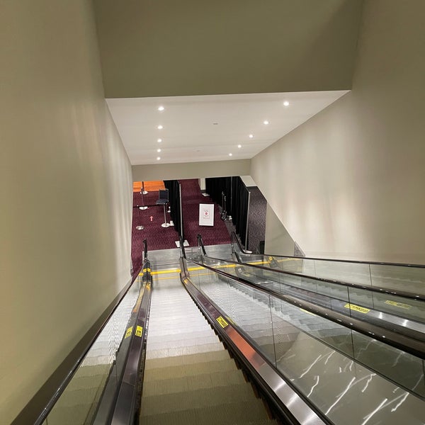 Foto diambil di Metro Toronto Convention Centre - North Building oleh Lucy T. pada 2/12/2022