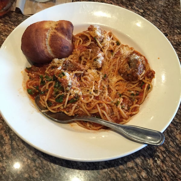 Photo taken at BJ&#39;s Restaurant &amp; Brewhouse by Richard E R. on 11/4/2015