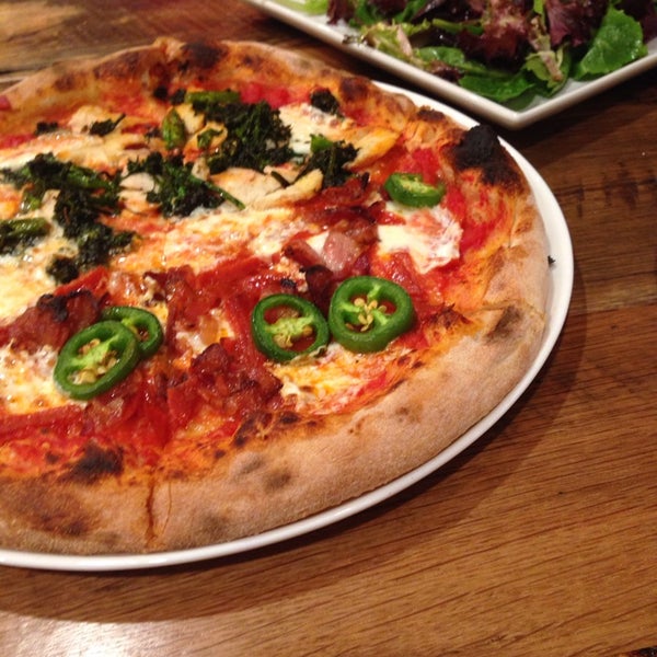 2/27/2014 tarihinde Claire C.ziyaretçi tarafından Pizza Cucinova'de çekilen fotoğraf