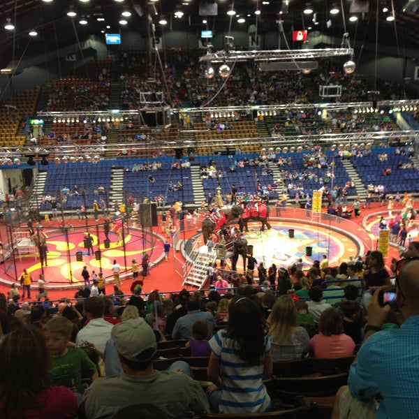 รูปภาพถ่ายที่ Sioux Falls Arena โดย Amy T. เมื่อ 4/27/2013