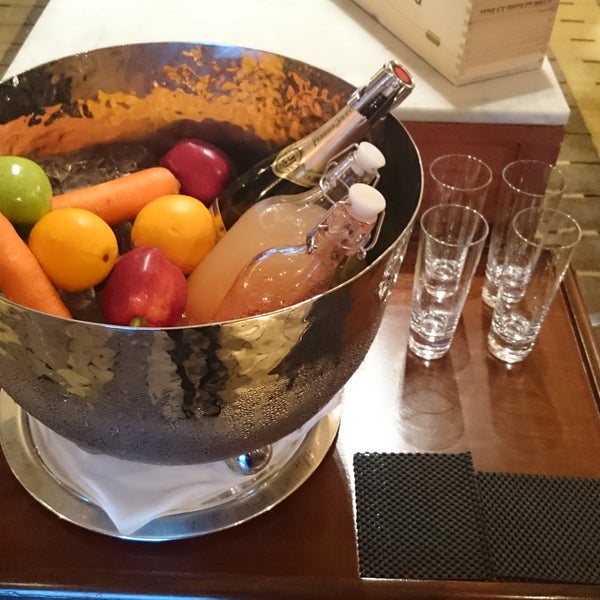 In addition to the evening champagne trolley, we also prepare lunch and juice trolley for lunch guests! We also have fruit juice, soft drinks, beer, champagne,red wine, white champion, Pretty good!