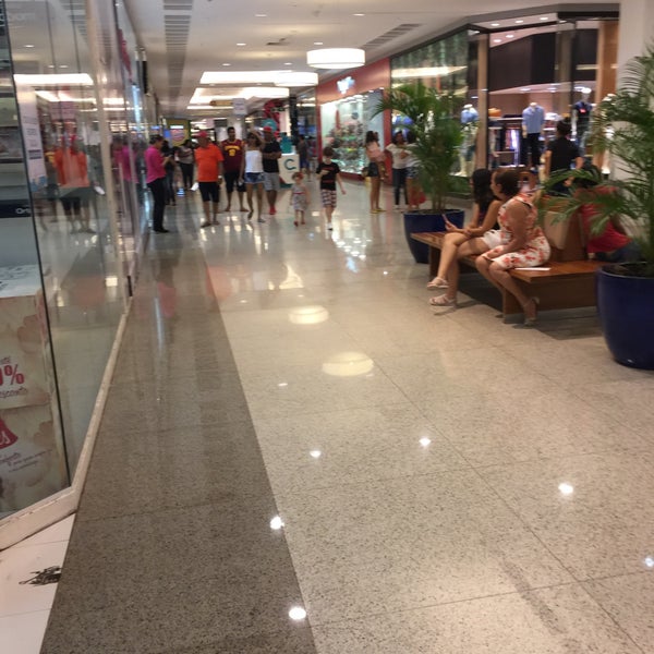 Photo taken at Shopping da Ilha by Bruno F. on 5/13/2017