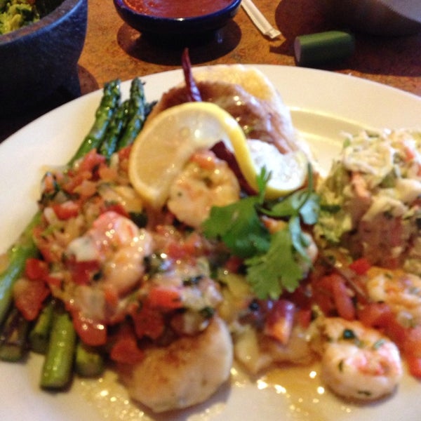 Foto diambil di La Parrilla Mexican Restaurant oleh Erica S. pada 12/14/2013