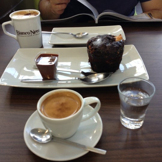 รูปภาพถ่ายที่ Bianco Nero Cioccolato Caffè &amp; Gelato โดย Ana paula เมื่อ 3/28/2013