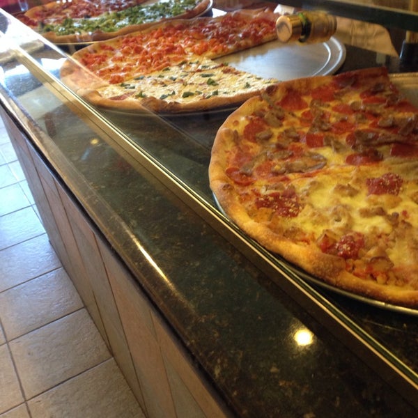 Foto diambil di Amendola&#39;s Pizza oleh Bob T. pada 12/28/2013
