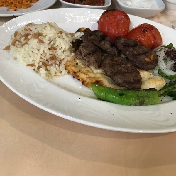 Das Foto wurde bei Kazan Restaurant Konyaaltı von Münirhan Ü. am 4/30/2017 aufgenommen