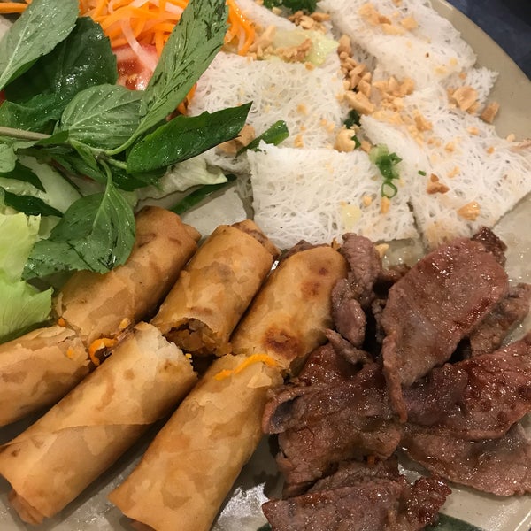 9/22/2018 tarihinde Michelle N.ziyaretçi tarafından New Dong Khanh Restaurant'de çekilen fotoğraf
