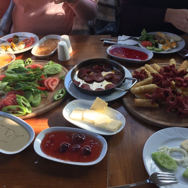 12/27/2016 tarihinde Serpil Y.ziyaretçi tarafından Nev Restaurant &amp; Cafe'de çekilen fotoğraf