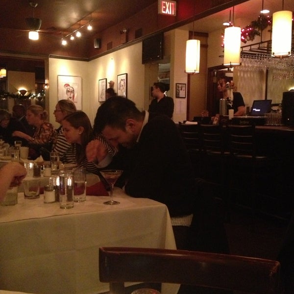 Das Foto wurde bei East of Eighth Restaurant von S W. am 1/9/2013 aufgenommen
