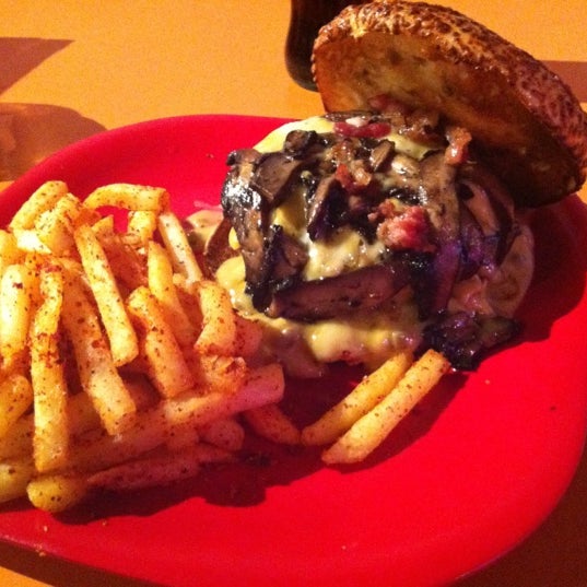 Photo taken at The Burger Laboratory by Roberto C. on 11/25/2012