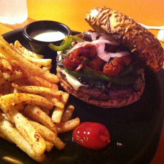 Foto tirada no(a) The Burger Laboratory por Roberto C. em 11/25/2012