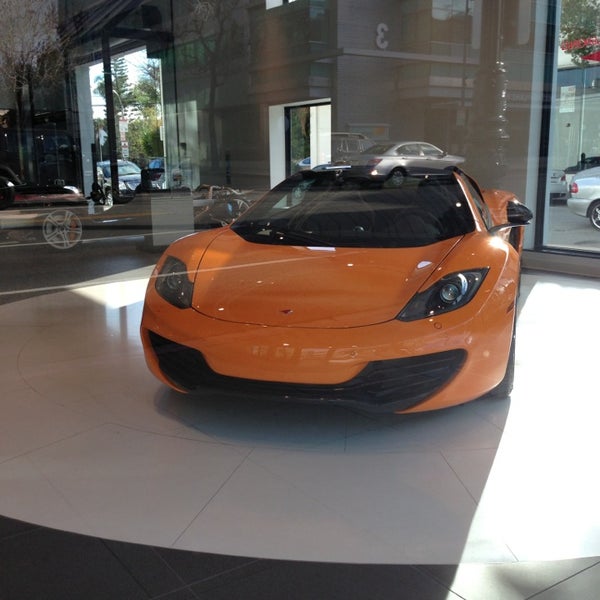 Снимок сделан в McLaren Auto Gallery Beverly Hills пользователем Joyce Nicolette M. 4/3/2013