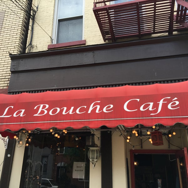 4/26/2016 tarihinde Alysson B.ziyaretçi tarafından La Bouche Cafe'de çekilen fotoğraf