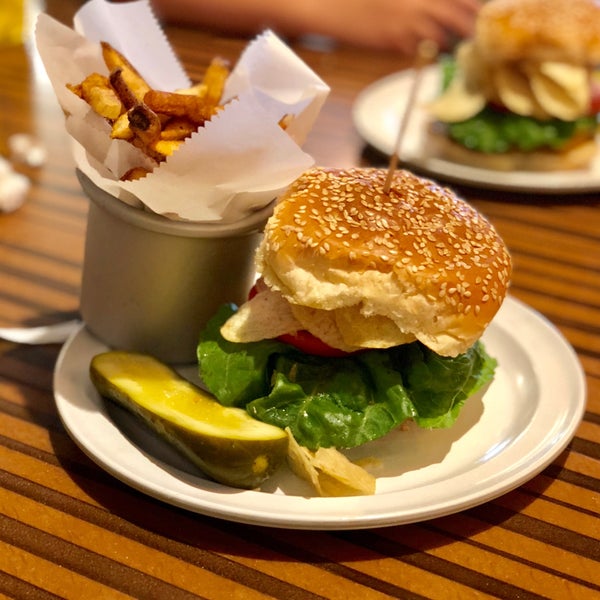 Снимок сделан в Bobby&#39;s Burger Palace пользователем Danny K. 6/8/2018