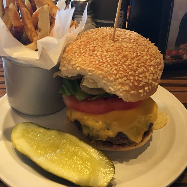 Снимок сделан в Bobby&#39;s Burger Palace пользователем Danny K. 7/6/2017