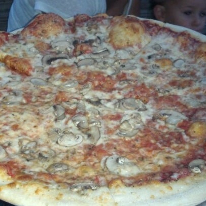 Foto scattata a Ruckus Pizza, Pasta &amp; Spirits da Jeff A. il 10/13/2012
