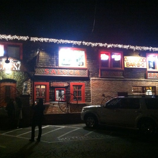 Foto tirada no(a) The Cats Restaurant &amp; Tavern por Don T. em 12/9/2012