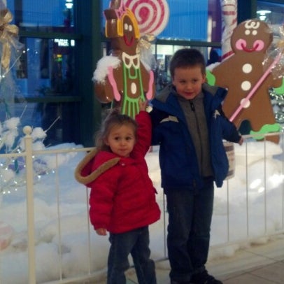 12/17/2012 tarihinde Adam W.ziyaretçi tarafından Hilldale Shopping Center'de çekilen fotoğraf